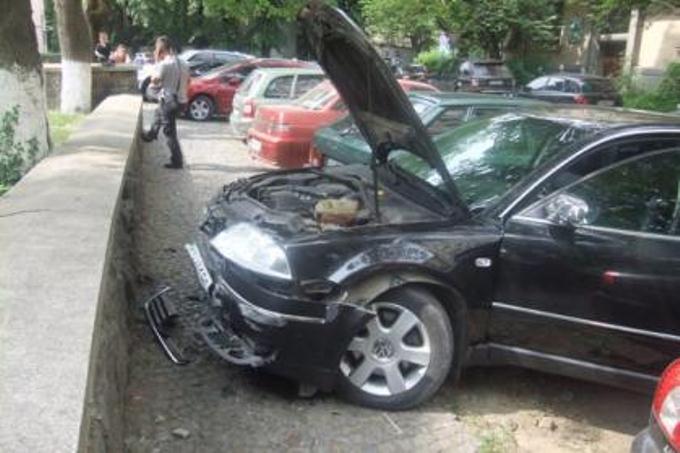 В Ужгороді блондинка паркувала своє авто до тих пір, поки вщент його не розбила (ФОТО)