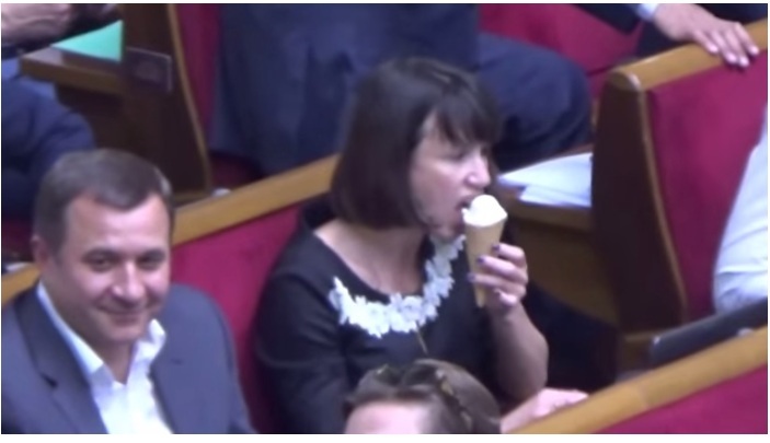 Солодке життя:  Депутатка Чорновол на засіданні Ради ласує морозивом (ВІДЕО)