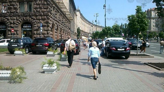 Під столичною мерією на пішохідній зоні діє VIP-парковка (ФОТОФАКТ)