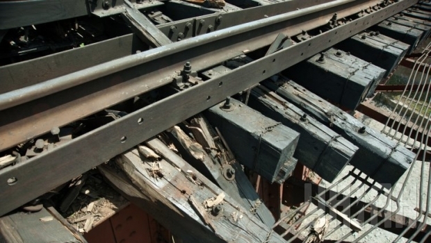 На Луганщине взорвали железную дорогу, движение поездов остановлено