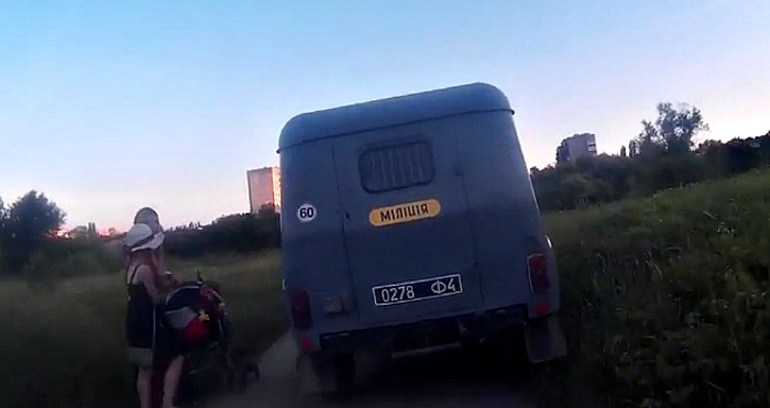 Рятуйся хто може! В Ужгороді міліція “ганяє” по пішохідній зоні парку (відео)