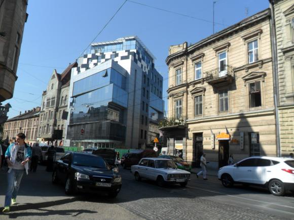 Скляне “чудовисько”: історичний центр Львова завойовують архітектурні потвори (ФОТО)