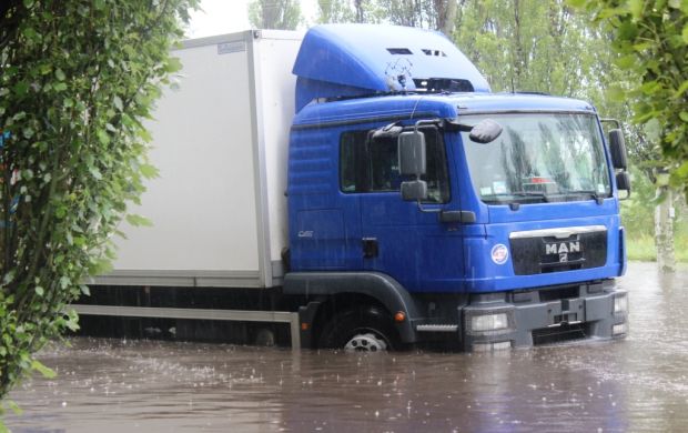 Потужна злива затопила Черкаси, у місті ускладнено рух транспорту (фото, відео)