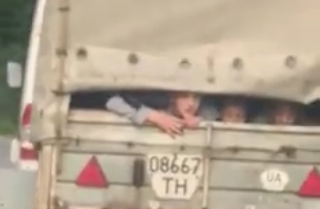 “Дітей возять як тварин”: ужгородця шокував економ клас по дорозі зі Львова (відео)