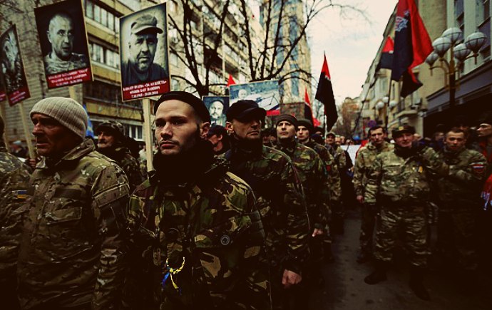 «Порошенко – ху*ло»: «Правий сектор» провів протестну ходу у Львові (відео)