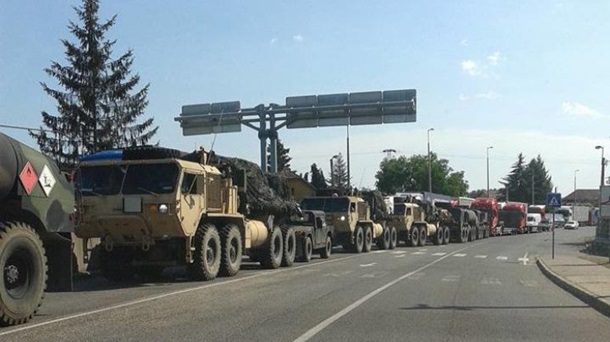 В Венгрии на границе с Украиной заметили колонну военной техники (фото)