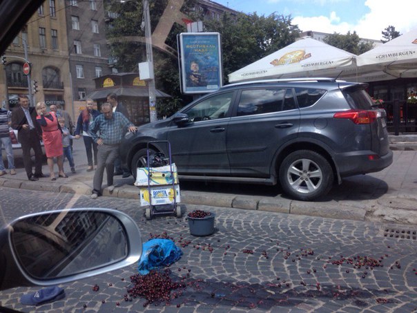 Сьогодні у самому центрі Львова водій на «Daewoo Lanos» збив чоловіка (фото)