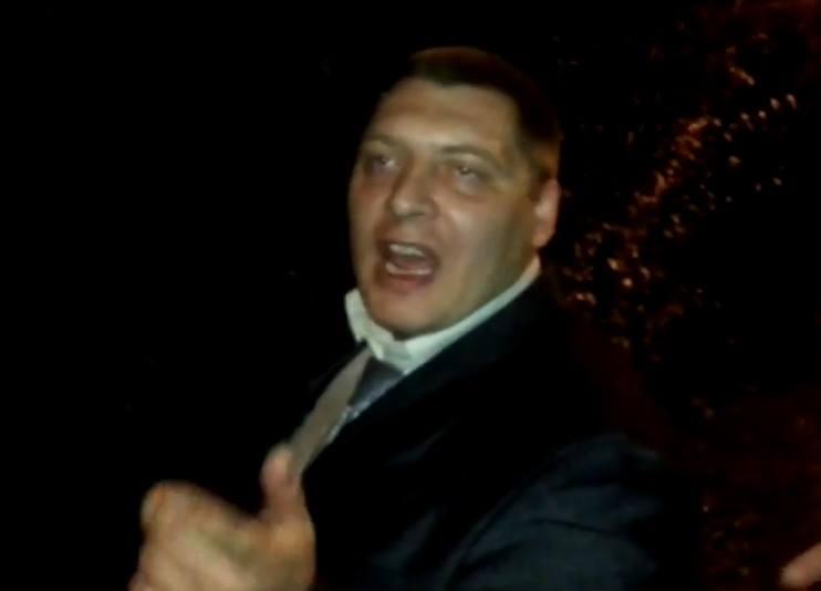Зірка Ютуба: п`яний в “зюзю” львівський оперативник кривлявся із вікна автівки (ВІДЕО)