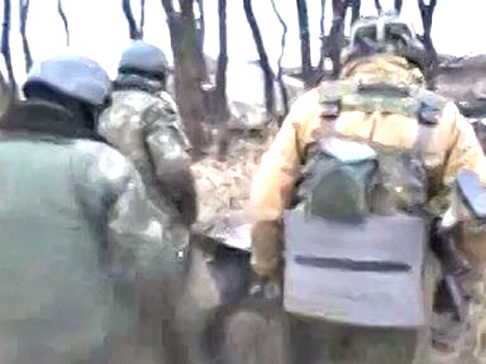 “Якого *** ви сюди лізете, дятли?”:українські бійці взяли в полон луганського бойовика ВІДЕО18+