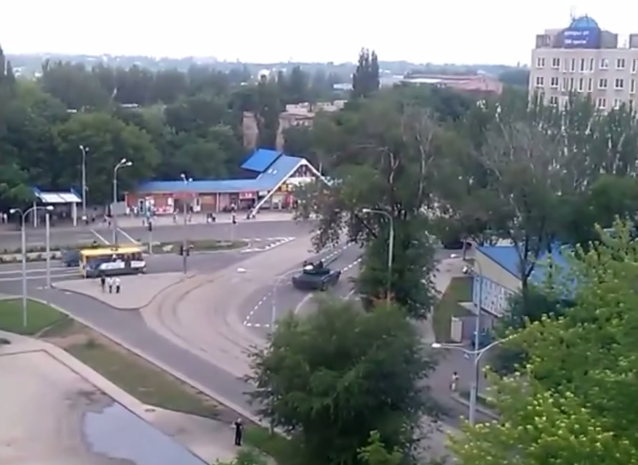 У мережі з’явилося відео, як російські танки вільно роз’їжджають Донецьком