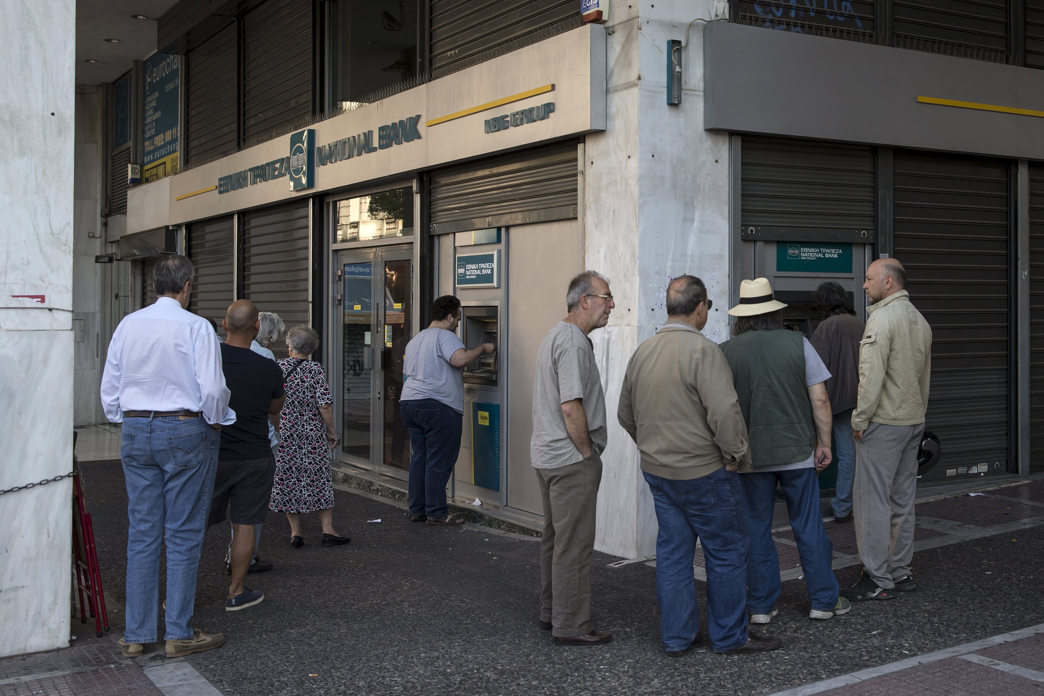 Греция погрузилась в преддефолтный хаос: прекратили работу все банки (ВИДЕО)