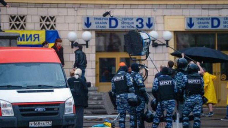 У Москві — барикади і шини: знімають черговий пропагандистський серіал (ФОТО)