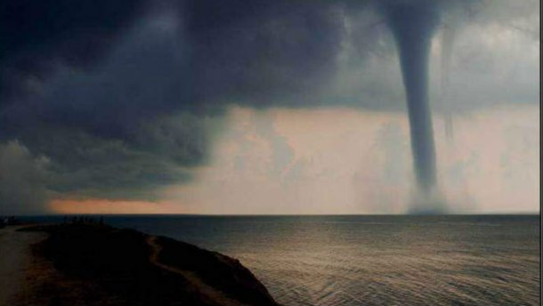 Торнадо у Дніпропетровську: риба у повітрі, зруйновані будинки і дерева (ВІДЕО)