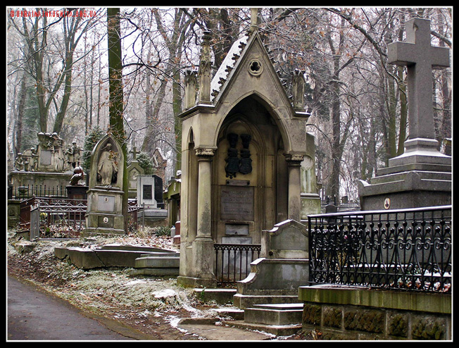 Во Львове осудили двух воров, которые обокрали гробницу на Лычаковском кладбище