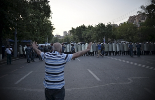 Поліція в Єревані хоче розібрати барикади протестувальників (фото)