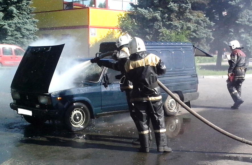 На Львівщині вогнеборці ліквідували пожежу в автомобілі