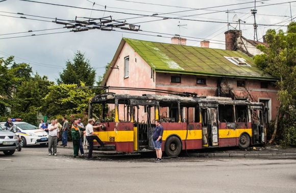 У «Львівелектротранс» повідомили, що завтра замінять вікна однієї квартири у яку в’їхав палаючий тролейбус