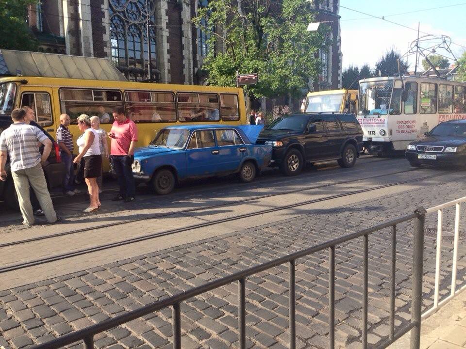 ДТП на улице Городоцкой: столкнулись три автомобиля