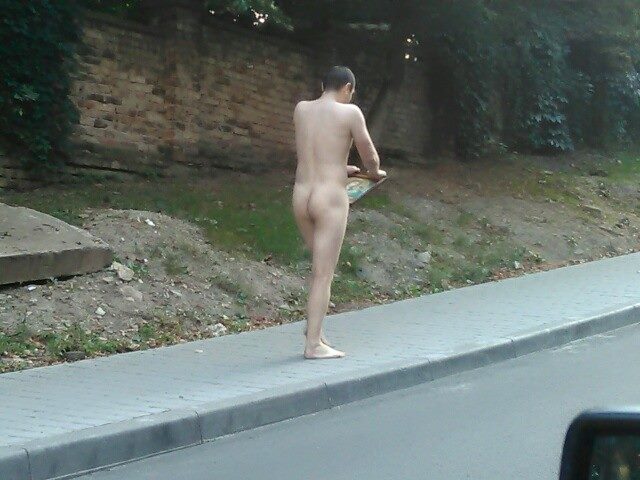 У центрі Львова бігав голий чоловік з іконою в руках (ФОТО +18)
