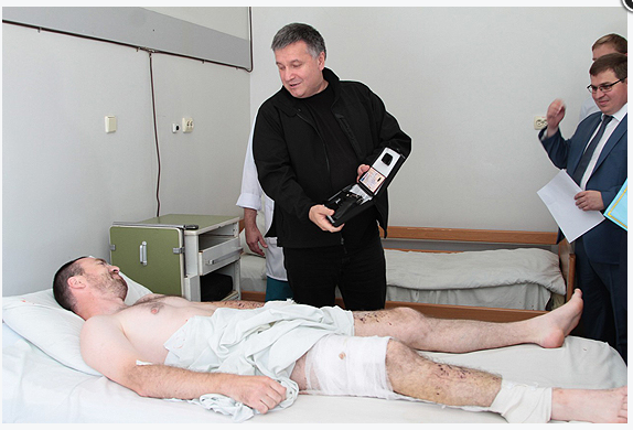 Глава МВС відвідав у лікарні правоохоронців, поранених під час подій у Мукачевому(ФОТО)