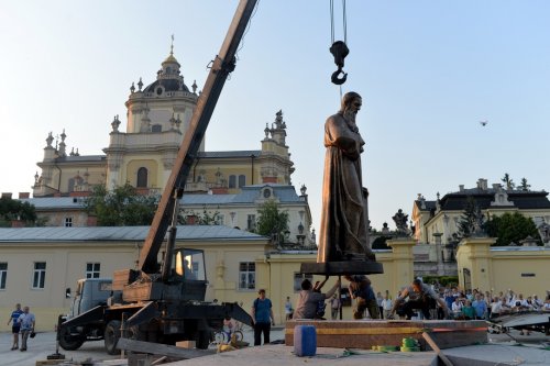 На открытие памятника Шептицкому будут пропускать через металлодетекторы