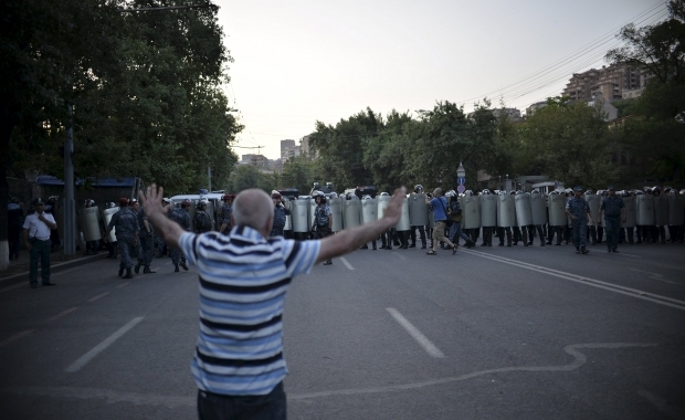 Протесты в Ереване: полиция дала митингующим час, чтобы разобрать баррикады