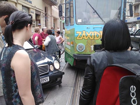 Во Львове трамвай столкнулся с автомобилем (фото)