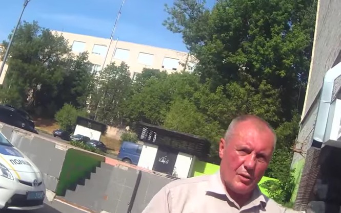 Київські патрульні затримали нетверезого генерала (відео)