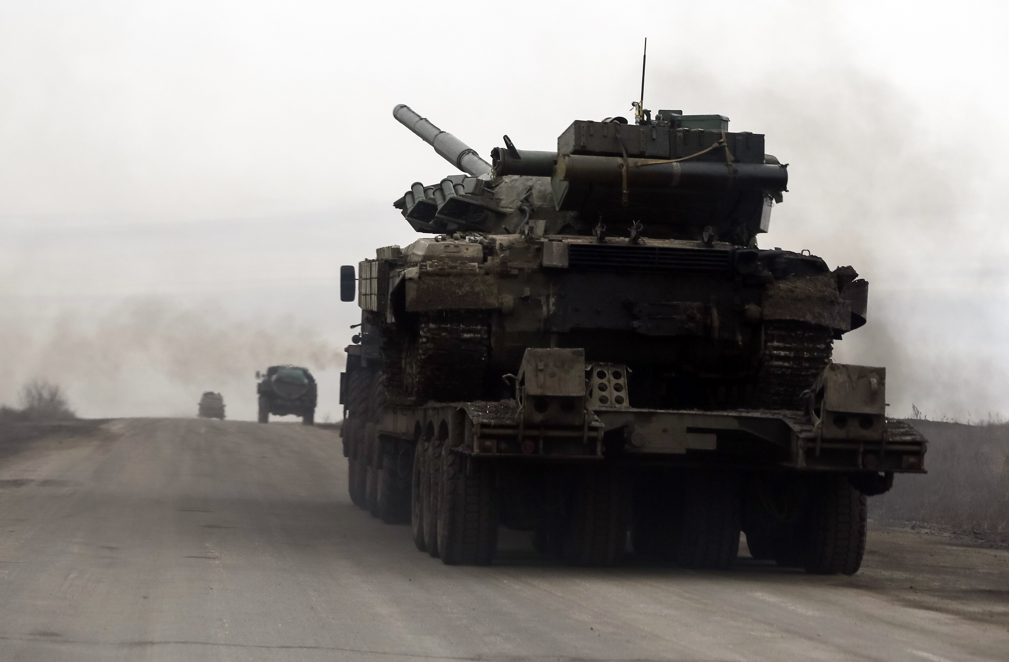 Терористи активізуються: до Донецького аеропорту перекинули танкову групу і 5 ББМ