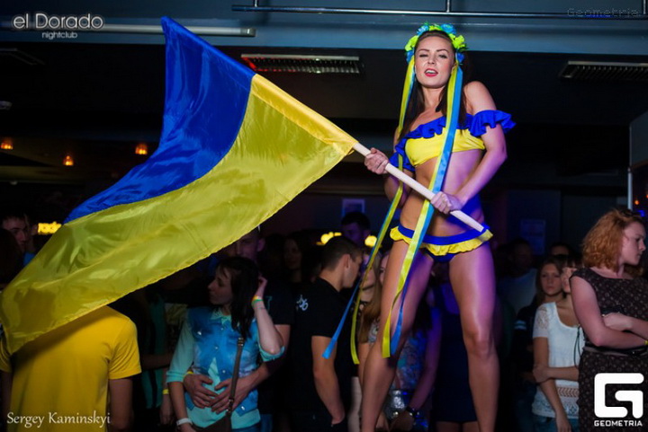 В Ивано-Франковске стриптизерши танцуют в вышиванках и с криками “Слава Украине!” (Видео)