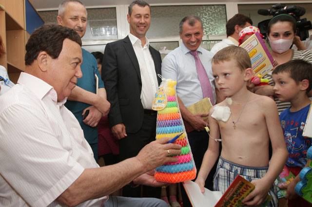 У Криму дитина поглядом оцінила недоречний подарунок жадібного Кобзона (ФОТО)
