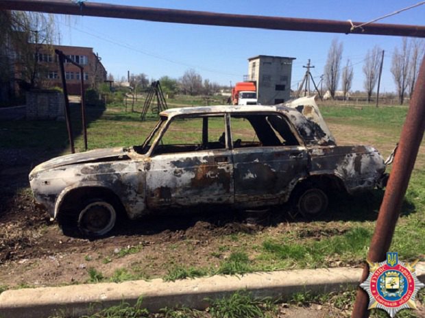 В результате обстрела Авдеевки сгорел автомобиль с людьми
