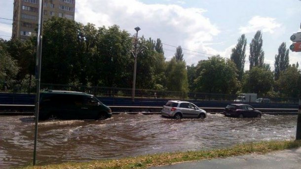 Киев в воде. Столицу накрыл сильный ливень (фото)