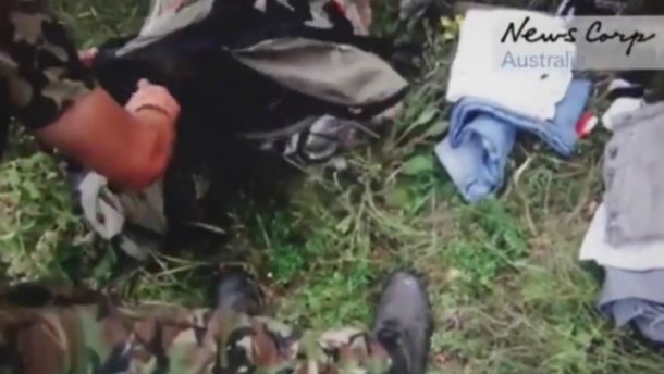 Бойовики “обчистили” сумки жертв Boeing та фотографували останки: шокуючі кадри (відео18+)