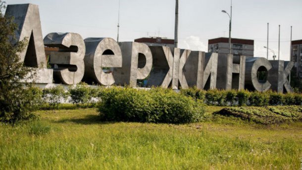 Снаряды боевиков залетели в центр Дзержинска: есть погибшие