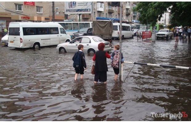Злива в Кременчуці затопила вулиці і паралізував рух транспорту (ФОТО, ВІДЕО)
