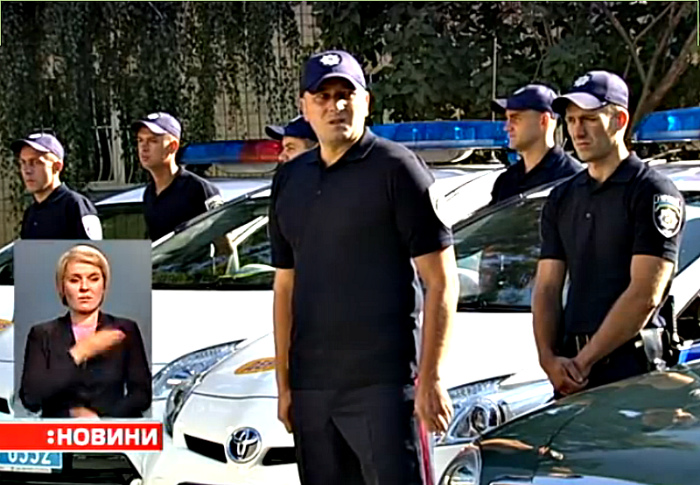 Майже “копи”: На Київщині старих меліціонерів “замаскували” під форму нової поліції (відео)