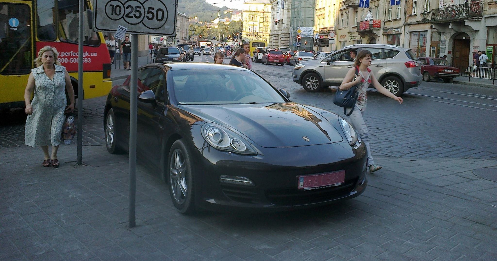Нахабний бидлопаркінг Porsche в центрі Львова (фото)