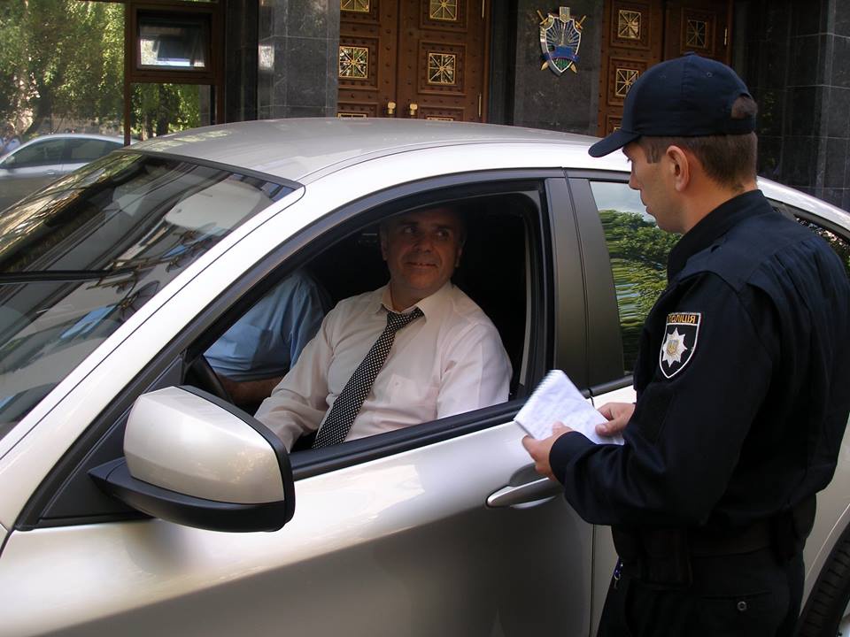 Поліція оштрафувала водія крутого BMW за паркування на тротуарі під ГПУ (ФОТО)
