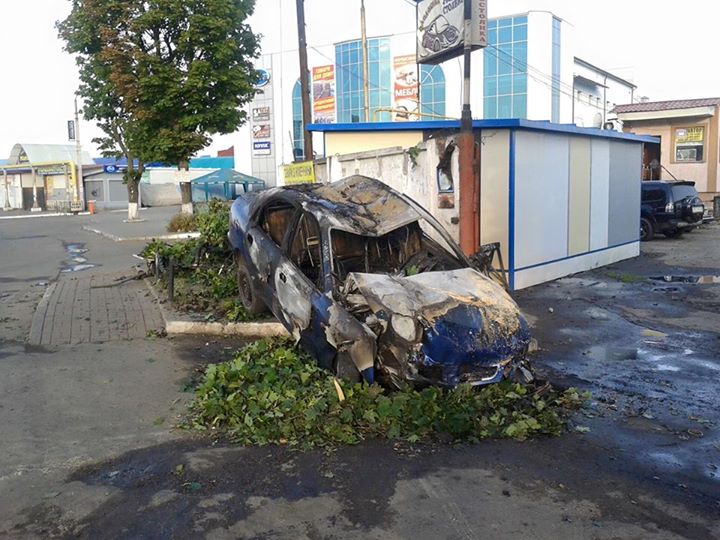 Нічне ДТП у Червонограді: Авто знесло дві металічні огорожі та загорілось (ФОТО)