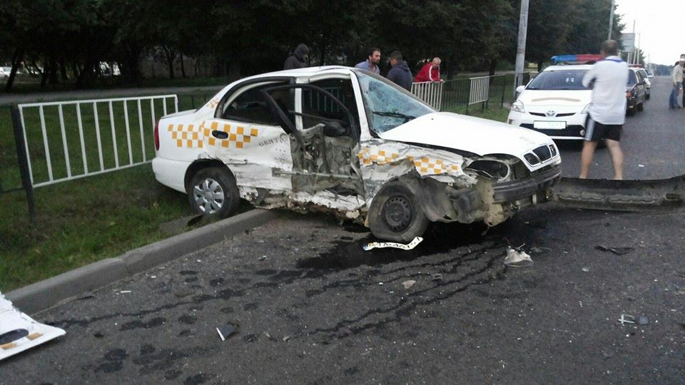 Во Львове пьяного водителя, который разбил такси, приковали наручниками к ограде (фото)