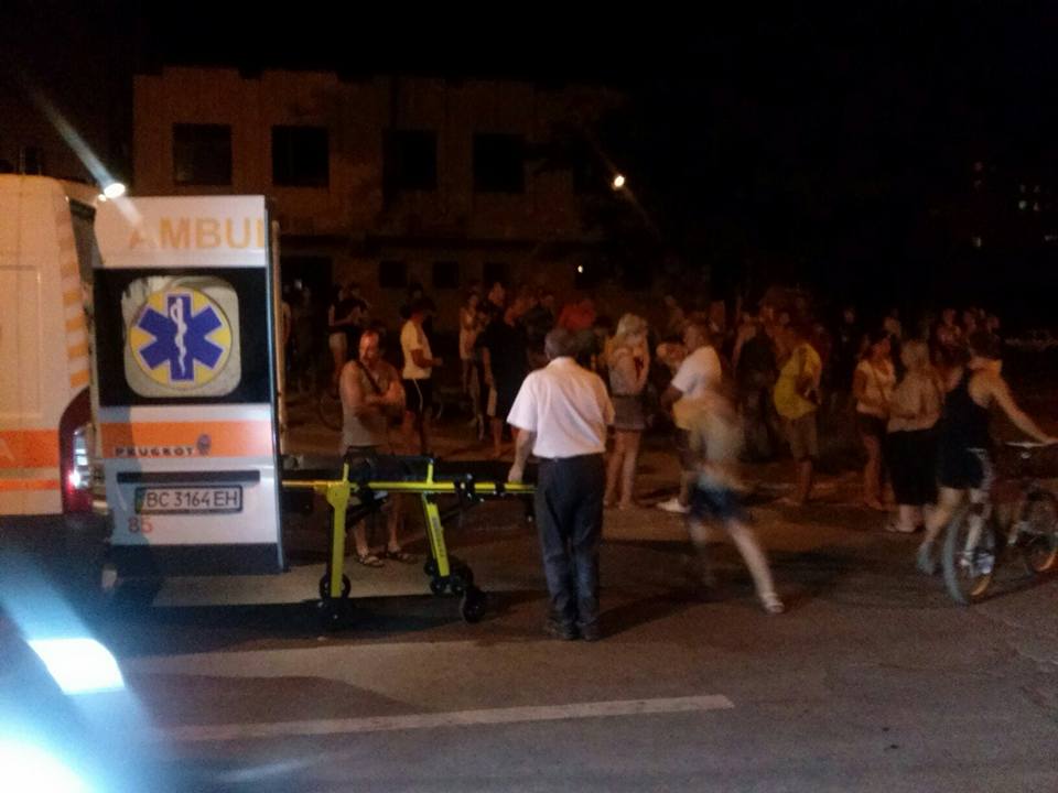 Вночі на Рясне-1 іномарка збила двох людей: винуватець втік з місця ДТП (ФОТО)