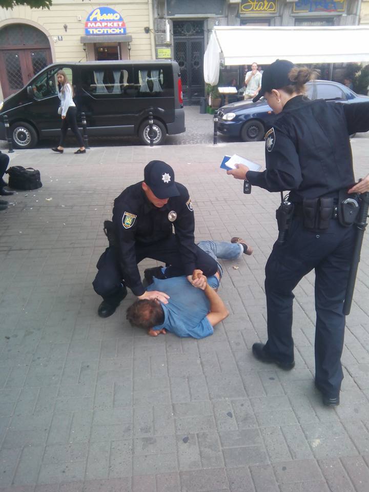 У Львові нова поліція затримала п”яницю в центрі міста (ФОТО )