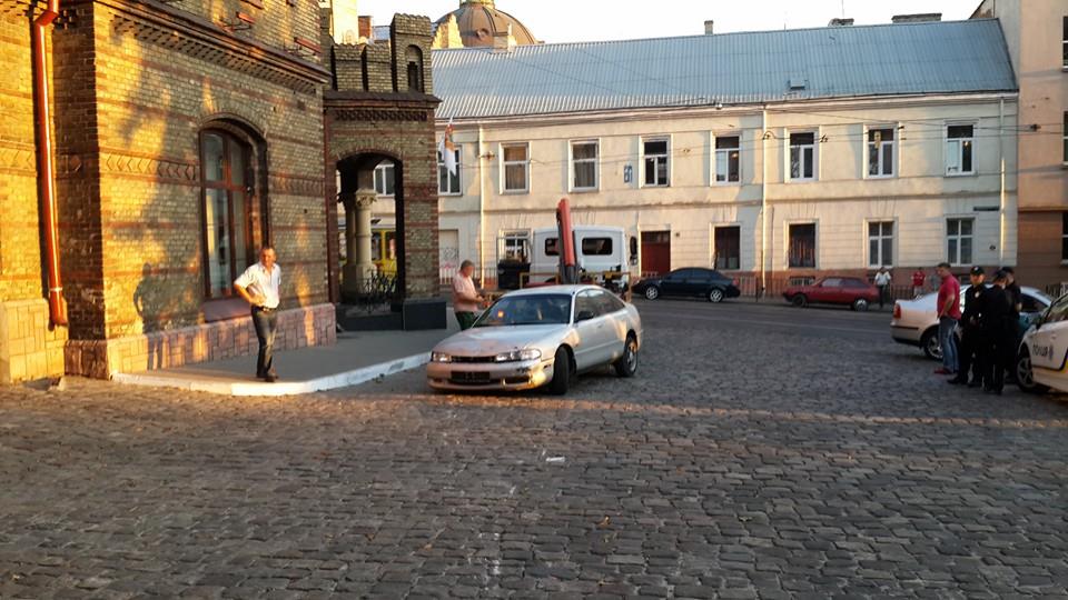 У Львові п’яні дівчата на авто врізались в маршрутку та побились із поліціянтами (ФОТО)