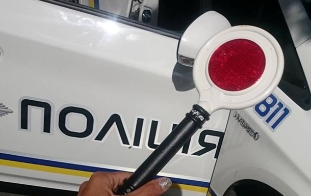Киевским полицейским выдали новые жезлы (ФОТО)