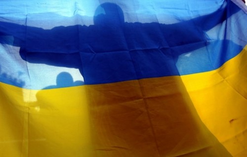 В Крыму арестовали 3 людей за фото с украинским флагом