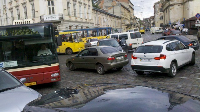 Во Львове не хватает «гаишников», чтобы регулировать пробки в центре города