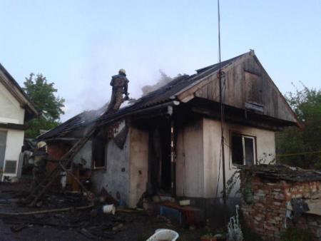На Львівщині через пожежу згоріла господарська будівля і машина