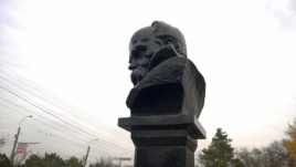 Біля пам’ятника Кобзареві у Криму затримали представників Українського культурного центру – активіст