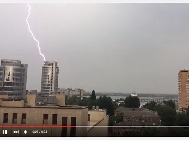 Як блискавка влучила у житлову вежу у Дніпропетровську (ВІДЕО)